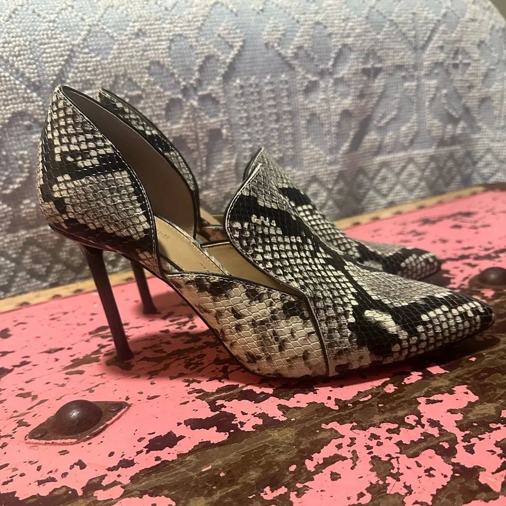 VINCE CAMUTO Snakeskin Women's cut out Heels Sz 9 - Picture 3 of 9